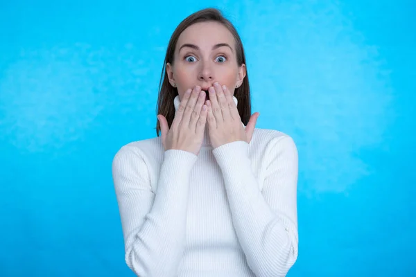 Retrato de mujer joven asombrada sobre fondo azul — Foto de Stock