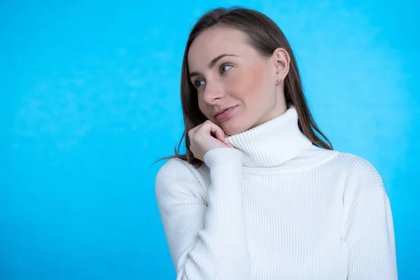 Sexy mujer bonita morena usar ropa de tendencia casual para la fecha caminar suéter blanco sobre un fondo azul — Foto de Stock