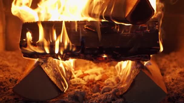 Holz brennt in einem gemütlichen Kamin zu Hause — Stockvideo