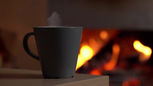 Çay ya da kahve kupası, sıcak şöminenin yanında, kır evinde. — Stok video
