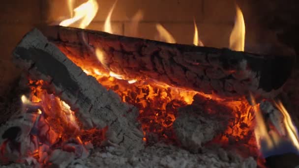 Madera ardiendo en una acogedora chimenea en casa — Vídeos de Stock