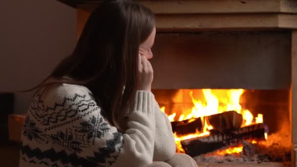 Mujer aburrida pasa la Navidad sola en casa junto a la chimenea — Vídeo de stock