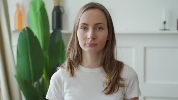 Retrato de una mujer emocional positiva que sonríe mientras mira a la cámara — Vídeos de Stock