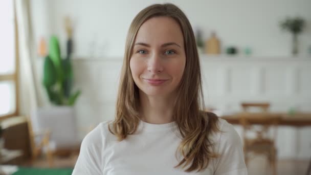 Portrét pozitivní emocionální ženy, která se usmívá, když se dívá do kamery — Stock video