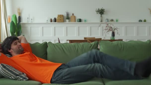 快乐的人正躺在舒适的沙发上，闭着眼睛休息 — 图库视频影像