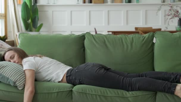 Mulher sonolenta exausta ou entediada cai no sofá. — Vídeo de Stock