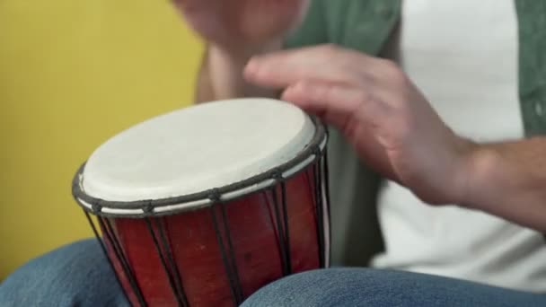 Male hands tapping djembe, bongo in rhythm. Musical handmade instruments — Stock Video