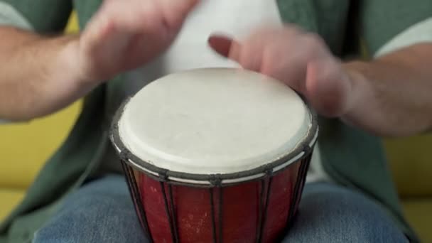 Mãos masculinas batendo djembe, bongo em ritmo. Instrumentos musicais feitos à mão — Vídeo de Stock