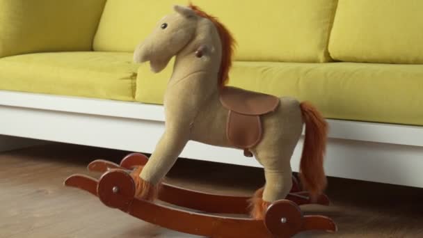 Drewniany koń bujany porusza się w salonie domu — Wideo stockowe