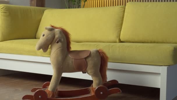 Cavalo de balanço de madeira se move na sala de estar da casa — Vídeo de Stock