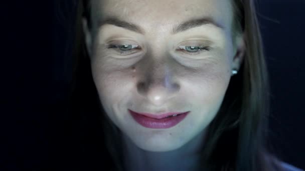 Закрыть портрет женщины с помощью планшетного компьютера просмотр онлайн смотреть кино ночью — стоковое видео