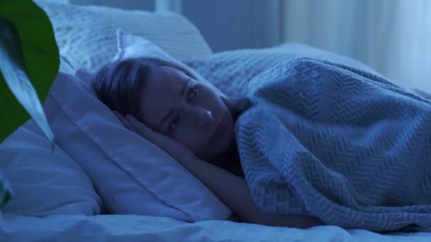 침대에 누워 있는 여인은 잠 들었다. 불면증이라는 개념 — 비디오