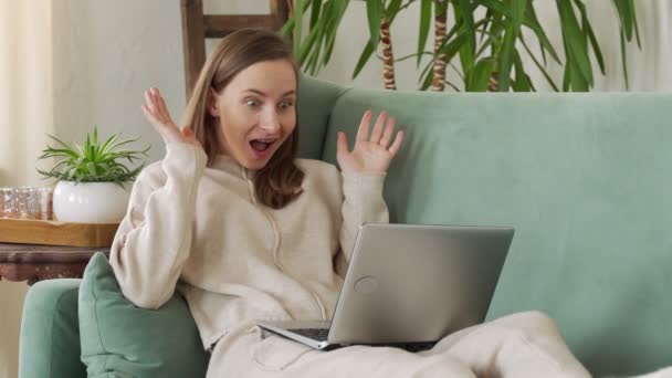 Mujer feliz emocionado y feliz de éxito con el ordenador portátil en la silla — Vídeo de stock