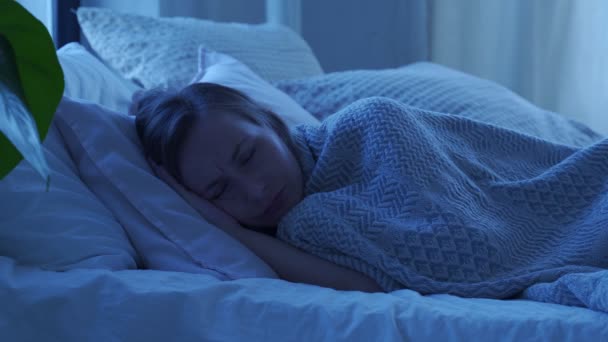 Wanita di tempat tidur tidak bisa tidur. Konsep Insomnia — Stok Video