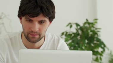 Ofiste dizüstü bilgisayar kullanan iş adamı, sosyal ağda sohbet eden ya da online alışveriş yapan, oyun oynayan.