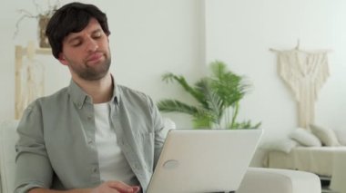 Genç adam dizüstü bilgisayarından çok kötü haberler alıyor. Başarısız olduğu için üzgün ve hayal kırıklığına uğramış.