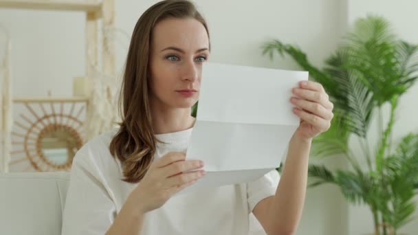 Mujer morena feliz leyendo buenas noticias en la carta, estado de cuenta bancaria — Vídeo de stock