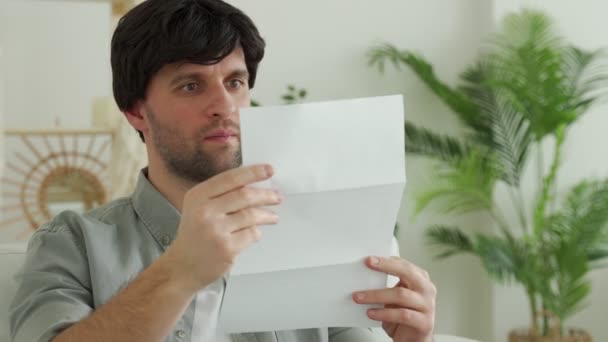 Un homme heureux lit une lettre, reçoit des nouvelles agréables — Video