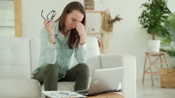 Donna che toglie occhiali stanchi di lavoro di computer portatile, problema dopo uso di computer portatile lungo, concetto di stanchezza di occhi — Video Stock