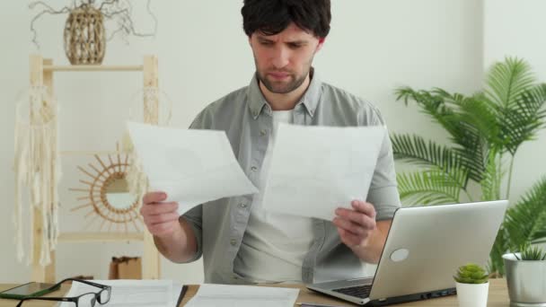 Man ondervindt problemen als gevolg van vermoeidheid tijdens het werk in het kantoor. Hoofdpijn. — Stockvideo