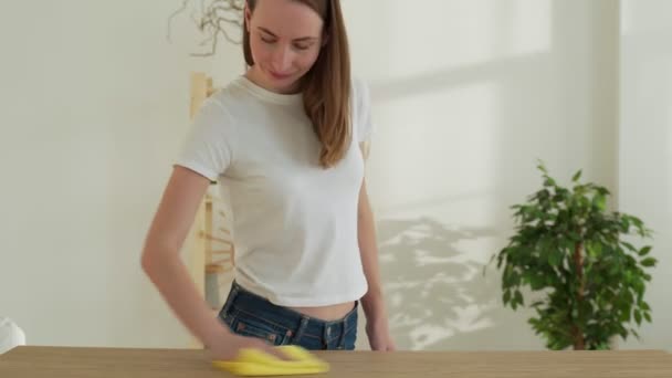 Frau putzt Tisch mit Lappen. — Stockvideo