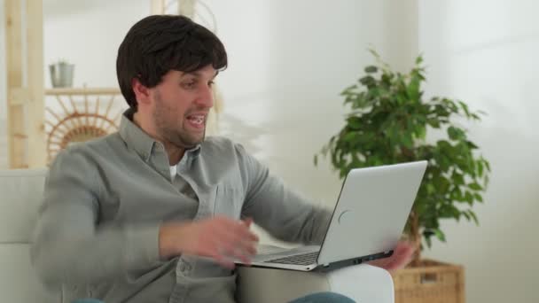 Ευτυχισμένος άνθρωπος που εργάζεται στον υπολογιστή στο σπίτι και γιορτάζει τη νίκη, διαβάζει καλά νέα με e-mail με υψωμένα χέρια και ουρλιάζοντας — Αρχείο Βίντεο