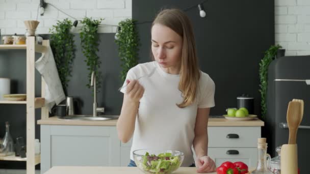 Γυναίκα τρώει σαλάτα, υγιεινή χορτοφαγική διατροφή για την απώλεια βάρους, διατροφή — Αρχείο Βίντεο