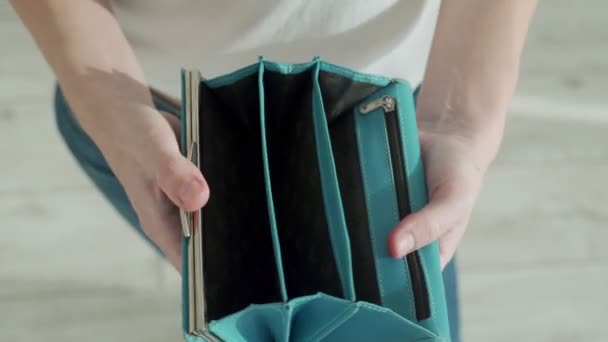 Крупним планом жінка відкриває порожній гаманець — стокове відео