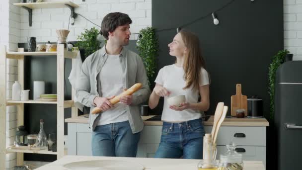 Romantiskt ungt par matlagning tillsammans i köket, har en fantastisk tid tillsammans — Stockvideo