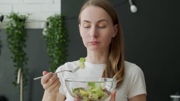 Vrouw die salade eet, gezond vegetarisch dieet voor gewichtsverlies, voeding — Stockvideo