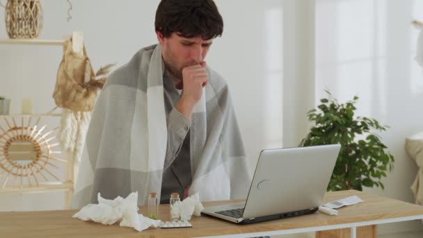 O doente tem temperatura alta. Jovem no escritório sofrendo vírus da gripe. — Vídeo de Stock