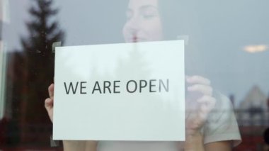Kadın etiketleri. Coronavirus karantinasının bitiminden sonra kafedeki kahve dükkanı hizmete hazır.