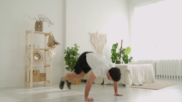 Atletický muž dělá cvičení doma. — Stock video