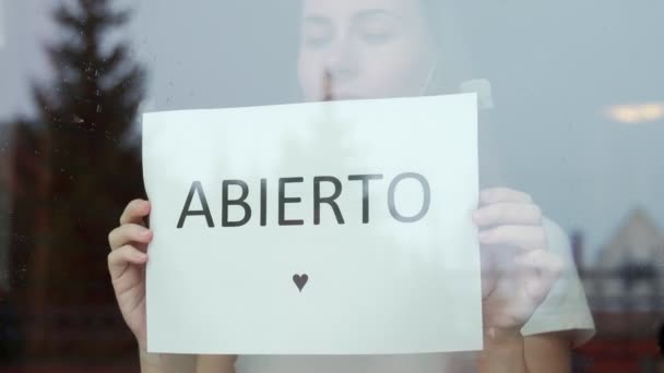 Γυναίκα αυτοκόλλητα Abierto ανοίγει εκ νέου μετά το τέλος της καραντίνας coronavirus στο καφέ η καφετέρια είναι έτοιμη για υπηρεσία — Αρχείο Βίντεο