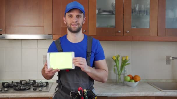 Tesisatçı mutfakta yeşil ekranlı dijital bir tablet tutuyor. — Stok video