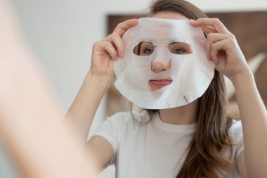 Yüzüne maske takan genç bir kadın.