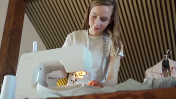 Mujer costurera sentado y cose en la máquina de coser. Costura como concepto de pequeña empresa — Vídeos de Stock