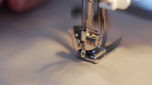 Крупним планом сучасна швейна машина, яка шиє одяг — стокове відео