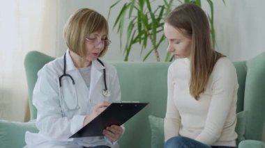 Doktor ve hasta klinikte koltukta oturup tartışıyorlar.