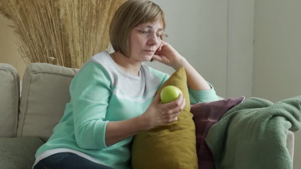 Starsza kobieta trzyma zielone jabłko w rękach, zdrowa koncepcja diety — Wideo stockowe