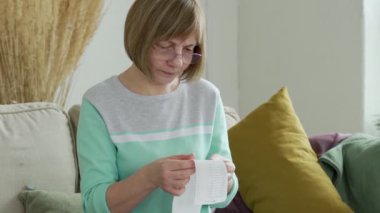 Bir kadın süpermarketten çek arıyor. Gider izleme ve bütçe