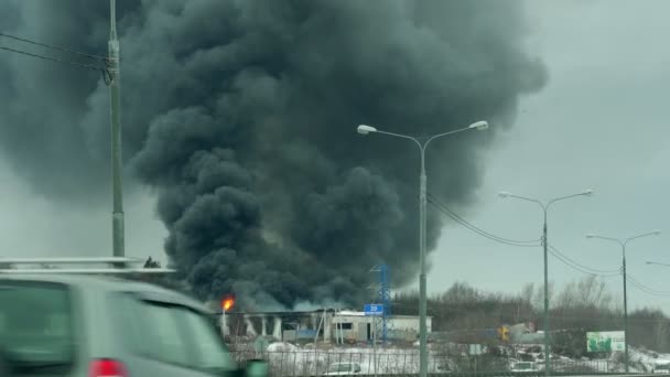 仓库里发生了大规模的火灾着火的大楼 — 图库视频影像