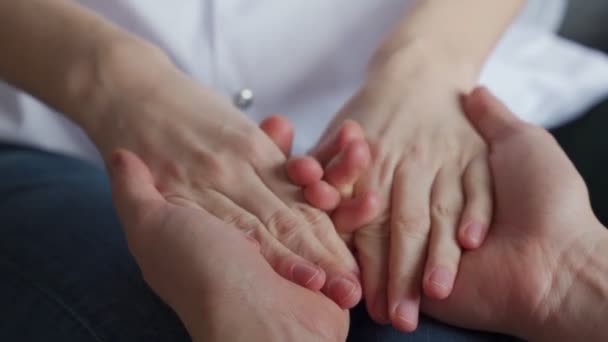 Man hand in hand vrouw voor comfort en sympathie — Stockvideo