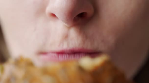 Close-up hands woman eating hamburger junk food fast food — Stock Video