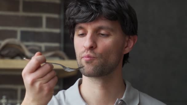 Close-up van een man die voedsel eet met een vork — Stockvideo