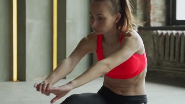 Jonge vrouw beoefenen van yoga, stretching in de sportschool — Stockvideo