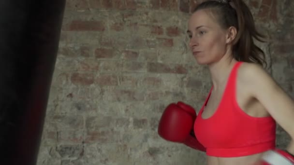 ボクサー若い女性のビートは、現代のジムで梨。若いです女性選手で赤ボクシング手袋ヒットA梨 — ストック動画