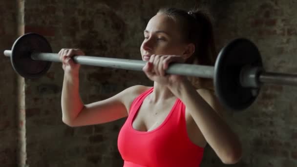 健康的年轻女子提起杠铃在健身房锻炼 — 图库视频影像