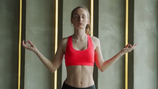 Joven mujer atractiva practicando yoga. Mujer practicando yoga y meditación en posición de loto — Vídeos de Stock