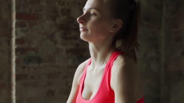 Kobieta fitness wykonuje podnoszenie sztangi w siłowni. kobieta podnosi sztangę nad głowę — Wideo stockowe